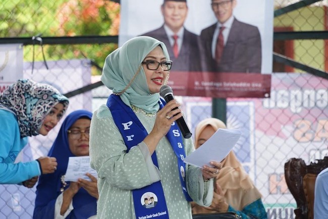 Buat kamu yang suka memakai strap kacamata, juga bisa sontek gaya Mpok Nur Asia Uno. Strap kacamata tersebut tampak ikut menghiasi penampilannya saat memakai hijab tosca bahan pollycotton yang dililit rapi ke belakang.