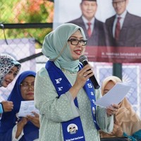 Buat kamu yang suka memakai strap kacamata, juga bisa sontek gaya Mpok Nur Asia Uno. Strap kacamata tersebut tampak ikut menghiasi penampilannya saat memakai hijab tosca bahan pollycotton yang dililit rapi ke belakang.