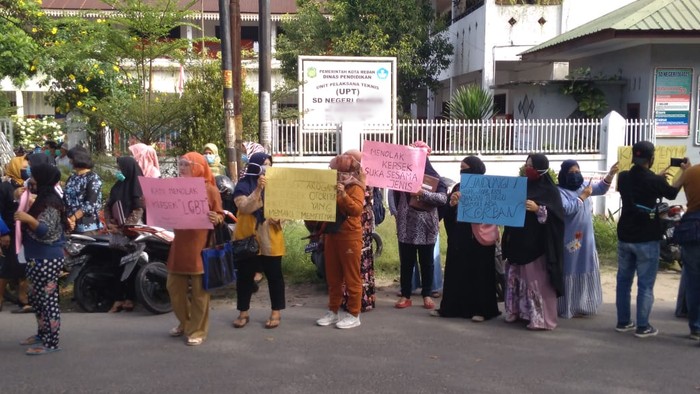 Orang tua siswa demo di depan SD di Medan (Datuk Haris-detikcom)