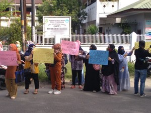 Dugaan Kepsek Gay Bikin Ortu Siswa Demo di Medan