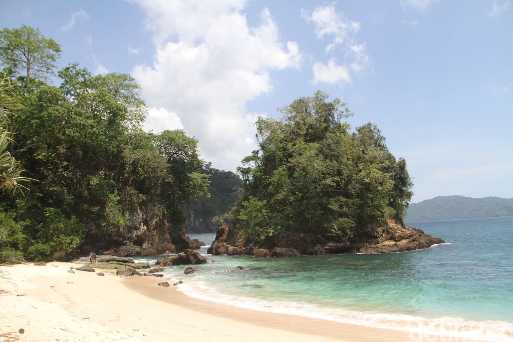 Pantai Teluk Ijo di Banyuwangi
