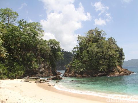 Pantai Teluk Ijo di Banyuwangi