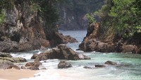 Pasir putih yang indah dan bersih dan juga gradasi air laut hijau biru seakan membuat mata terbelalak. Tidak hanya itu, sekeliling pantai juga asri. Traveler dijamin akan terpesona dengan pantai sepanjang 1,5 km ini. (Deny Prastyo Utomo/detikTravel)