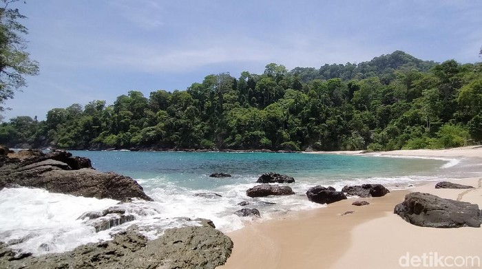 Pantai Teluk Ijo di Banyuwangi