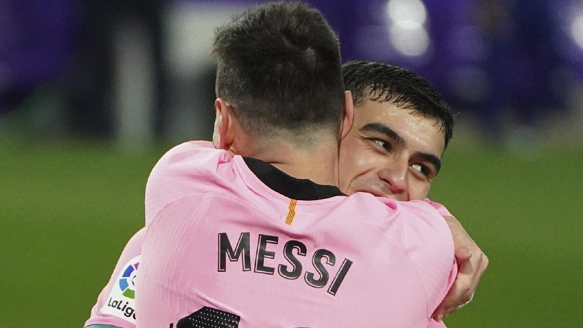 Pedri belajar banyak dari eks rekan setimnya, Lionel Messi. (Foto: AP/Cesar Manso)