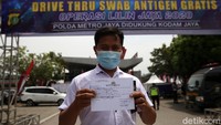 Warga menunjukkan surat keterangan hasil rapid tes antigen. Hasil dari rapid tes antigen itu adalah non reaktif.