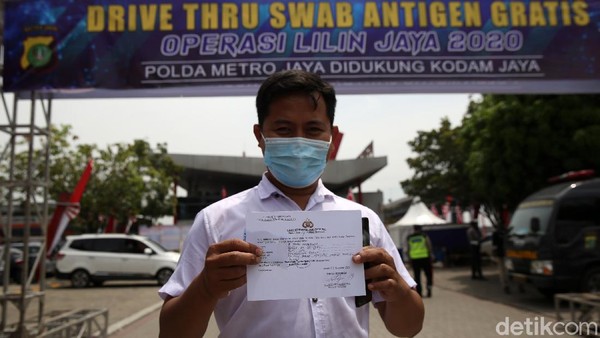 Foto Pemudik Rapid Test Antigen di KM 19 Tol Cikampek