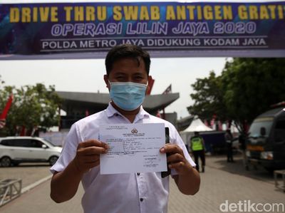 Foto Pemudik Rapid Test Antigen di KM 19 Tol Cikampek