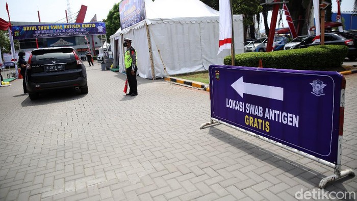 Polda Metro Jaya mengadakan rapid test antigen dalam Operasi Lilin Jaya 2020. Rapid test antigen itu berlangsung di rest area KM 19 Tol Jakarta-Cikampek.