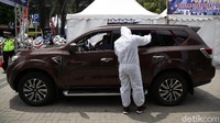 Dalam rapid tes antigen ini pengendara tidak perlu turun dari mobilnya. Petugas akan mendatangi mereka dan melakukan rapid test antigen di dalam mobil.