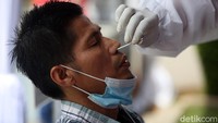 Begini ekspresi salah satu pengendara yang menjalani rapid test antigen.