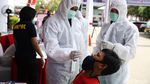 Foto Pemudik Rapid Test Antigen di KM 19 Tol Cikampek