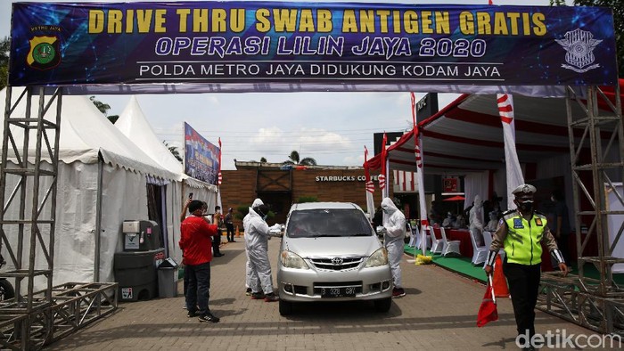 Pemudik Rapid Test Antigen di KM 19 Tol Cikampek Polda Metro Jaya mengadakan rapid test antigen dalam Operasi Lilin Jaya 2020. Rapid test antigen itu berlangsung di rest area KM 19 Tol Jakarta-Cikampek.