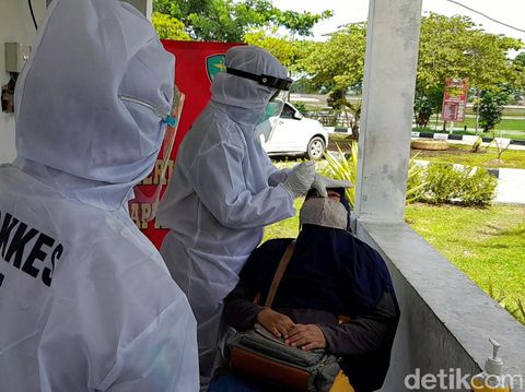 Pengendara dari arah Jabar dihadang pemeriksaan surat keterangan sehat dari Corona di Tol Pejagan, Brebes, Rabu (23/12/2020).