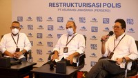 Ketua Tim Percepatan Restrukturisasi Jiwasraya untuk Jangka Menengah dan Direktur Teknik Jiwasraya Angger P Yuwono bersama Anggota Tim Percepatan Restrukturisasi Jiwasraya untuk Jangka Pendek dan Direktur Keuangan Jiwasraya Farid A Nasution dan Anggota Tim Percepatan Restrukturisasi Jiwasraya untuk Jangka Panjang dan Direktur Kepatuhan dan Sumber Daya Manusia (SDM) Jiwasraya R Mahelan Prabantarikso memberikan keterangan saat Media Briefing soal Penjelasan Mengenai Program Restrukturisasi Polis Jiwasraya di Jakarta, Rabu (23/12/2020). Foto: dok. Jiwasraya