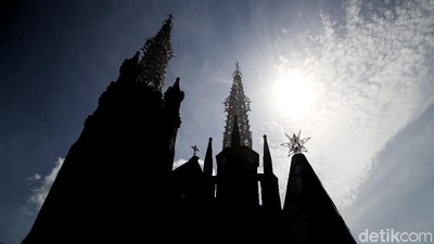 Persiapan Gereja Katedral Jelang Misa Natal