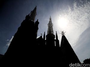 Persiapan Gereja Katedral Jelang Misa Natal