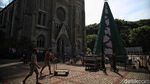 Persiapan Gereja Katedral Jelang Misa Natal