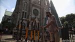 Persiapan Gereja Katedral Jelang Misa Natal