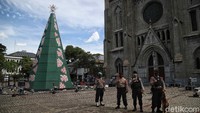Bagi yang tak mendapatkan kuota bisa mengikuti ibadah dari rumah. Sebab, Gereja Katedral juga menyiarkan misa Natal secara virtual atau live streaming.