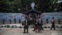Selain membatasi jumlah umat, Gereja Katedral juga membatasi waktu ibadah. Ibadah hanya dilakukan dalam waktu satu jam. 