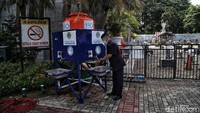 Setelah ibadah selesai, gereja akan langsung disemprot disinfektan. 