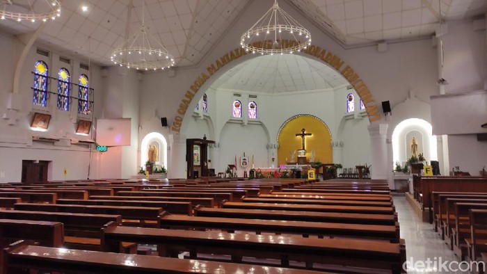 Persiapan natal di Gereja Katedral, Semarang, Kamis (23/12/2020).