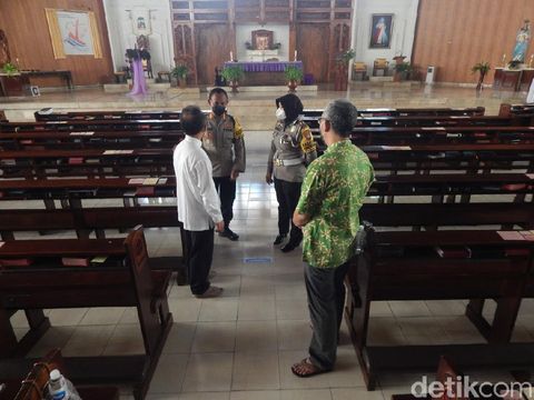Persiapan perayaan Natal di Gereja Katedral Kristus Raja Purwokerto, Rabu (23/12/2020).