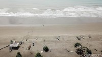 Dari Kota Betun, pantai ini terletak sekitar 20-an kilometer dengan waktu perjalanan 20-25 menit.