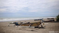 Kebersihan pantai terjadi karena tidak banyak wisatawan yang datang berkunjung.