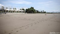 Bagi wisatawan yang hendak ke Pantai Raihenek harus membawa bekal sendiri karena di lokasi wisata belum memiliki rumah makan.