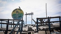 Di pantai tersebut juga disediakan spot untuk foto-foto bagi pengunjung, meskipun sudah tak terawat.