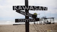 Plang bertuliskan kawasan wajib senyum terpasang di sekitar pantai. Jadi para pengunjung diwajibkan untuk selalu ramah saat berada di pantai tersebut.
