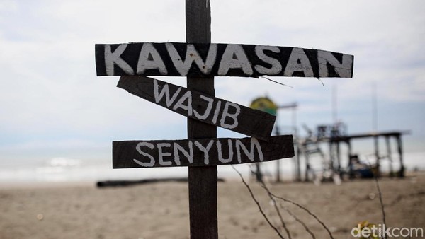 Plang bertuliskan kawasan wajib senyum terpasang di sekitar pantai. Jadi para pengunjung diwajibkan untuk selalu ramah saat berada di pantai tersebut. Plang bertuliskan kawasan wajib senyum terpasang di sekitar pantai. Jadi para pengunjung diwajibkan untuk selalu ramah saat berada di pantai tersebut.