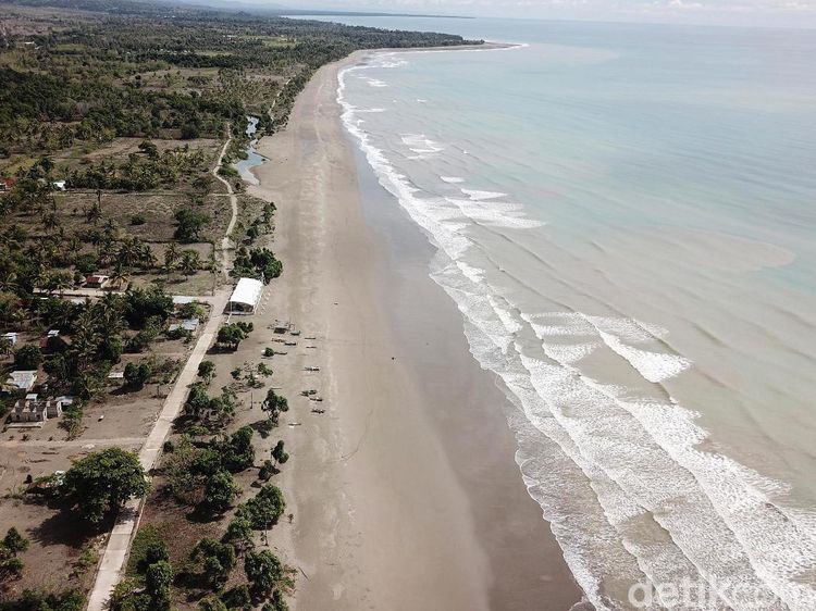 Pesona Indah Pantai Raihenek Malaka