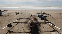 Sejumlah perahu nelayan ditambatkan di pantai.