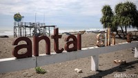 Namun sangat disayangkan, sekarang Pantai Raihenek terlihat tidak terawat. 