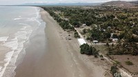 Suasana pantai Raihenek dari ketinggian yang berada di desa Rainawe, kecamatan Kobalima, kabupaten Malaka, Provinsi Nusa Tenggara Timur. 