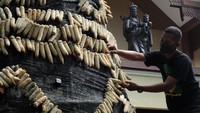 Pohon Natal yang terbuat dengan memanfaatkan bonggol jagung kering tersebut sebagai simbol umat Katolik hidup sederhana dan berkarakter. 