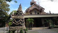 Seorang petugas membuat pohon Natal dari bonggol jagung (janggel dalam bahasa Jawa) di Gereja Katolik Santa Perawan Maria Bunda Kristus, Klaten, Jawa Tengah. Pohon Natal yang terbuat dengan memanfaatkan bonggol jagung kering tersebut sebagai simbol umat Katolik hidup sederhana dan berkarakter. ANTARA FOTO/Aloysius Jarot Nugroho