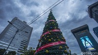Pohon setinggi 12 meter itu dibuat untuk menyambut hari raya Natal.  