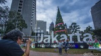 Pohon Natal tersebut dimanfaatkan warga untuk berswafoto.  