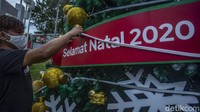 Meski tak semeriah tahun-tahun sebelumnya imbas pandemi, Jakarta tetap membuat ornamen berupa pohon Natal.  