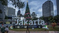 Pohon Natal ini dibuat sejak kemarin (22/12), pohon tersebut juga dilengkapi dengan ornamen seperti lonceng, kotak kado, dan pernak pernik lainnya.  