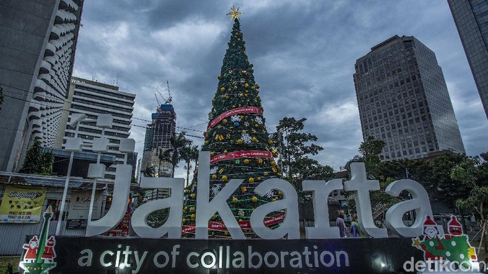 Pohon Natal Raksasa Hiasi Thamrin 10 Jelang hari raya Natal sebuah pohon natal raksasa mejeng di Thamrin 10, Jakarta, Rabu (23/12/2020).