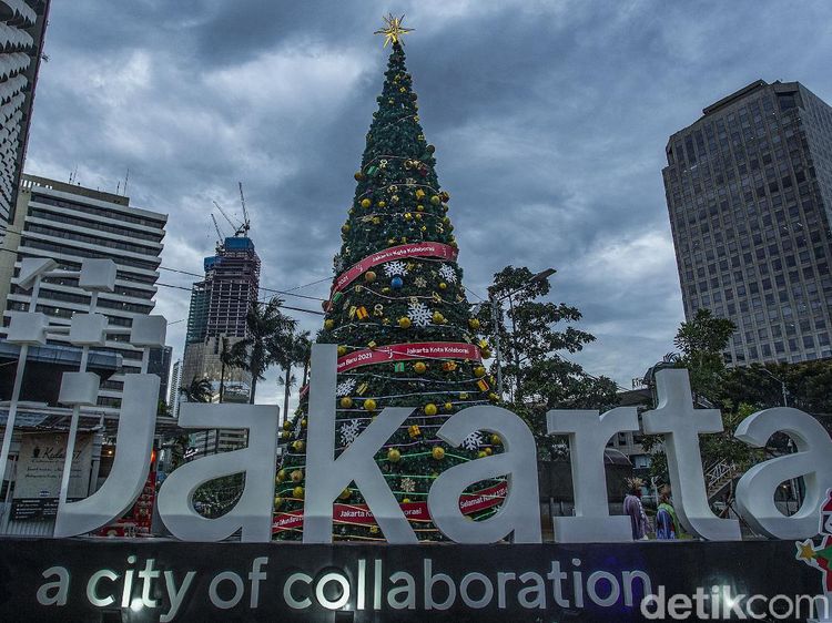 Pohon Natal Raksasa Hiasi Thamrin 10