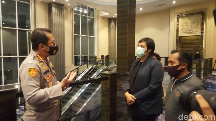 Polisi membubarkan acara produk kecantikan di Makassar (Hermawan-detikcom).