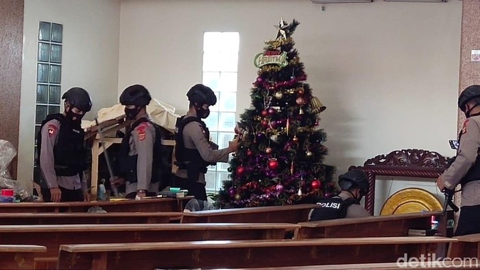 Polisi sterilisasi gereja di Kuningan jelang perayaan Natal.