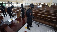 Salah satu gereja yakni Gereja Katolik St Yohanes Rasul.