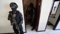 Para personel polisi tampil bersenjata lengkap.